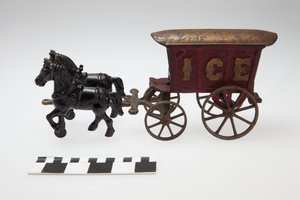 Gusseisernes Spielzeug-Eiswagen, gezogen von zwei schwarzen Pferden